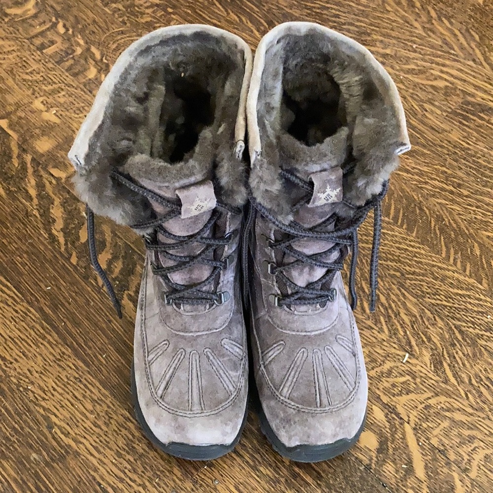 Like new! Columbia Furry boots 6